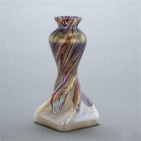 Vase mit quadratischem Stand. Wohl Louis Comfort Tiffany (1848-1933), New York um 1920.