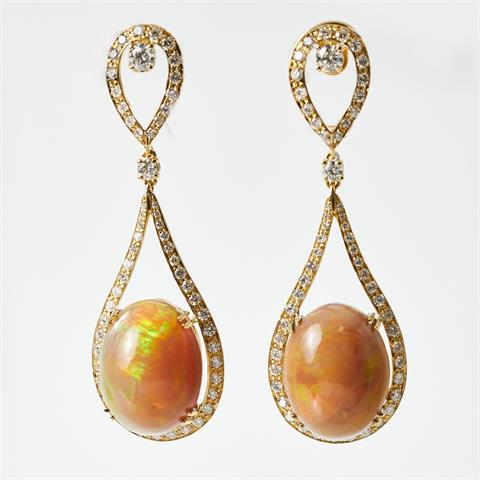 Paar lange Opal-Ohrringe mit Brillanten