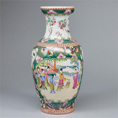 Vase mit dem Hofdamen-Motiv und floralem Dekor, China. Qing Dynastie