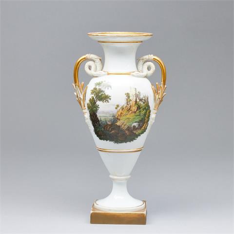 Vase mit Schlangenhenkeln und Maskarons - unterschiedliche Landschaften. Meissen 1850-1924.