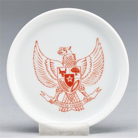 Werbegeschenk Öffentliche Versicherung Braunschweig - Wappen Republik Indonesien: Adler mit Wappen Shinnera Tunggal. Porzellanmanufaktur Fürstenberg, 1949-1990.