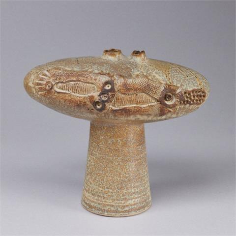 Ovale Vase auf hohem Fuß mit Abdrücken von Versteinerungen - Studiokeramik.