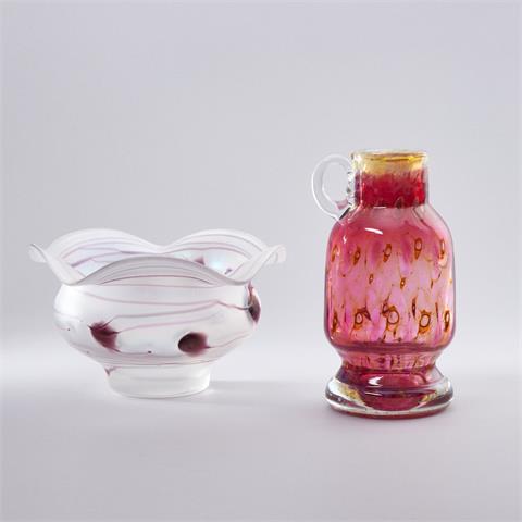 Schale mit ausgestelltem Rand und Vase mit Henkel. Glasmanufaktur Poschinger, Frauenau und Glashütte Eisch, Frauenau.