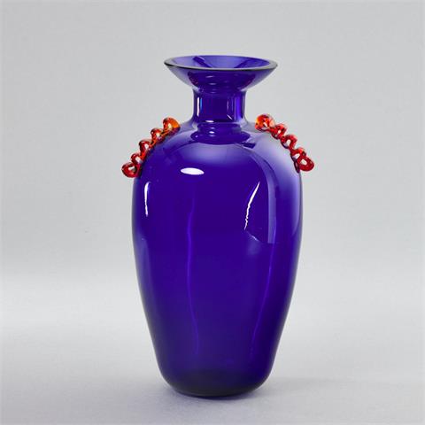 Vase mit rotem Wellenband. Simone Cenedese, Murano.