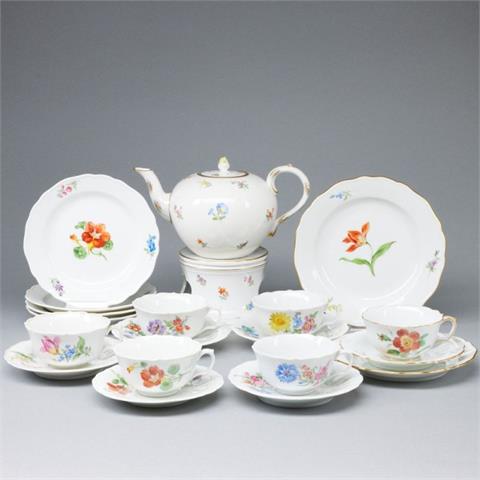 18tlg. Teeservice für 6 Personen - Blume und Blume 2 und Teekanne und Stövchen - Streublümchen. Meissen ab 1850.