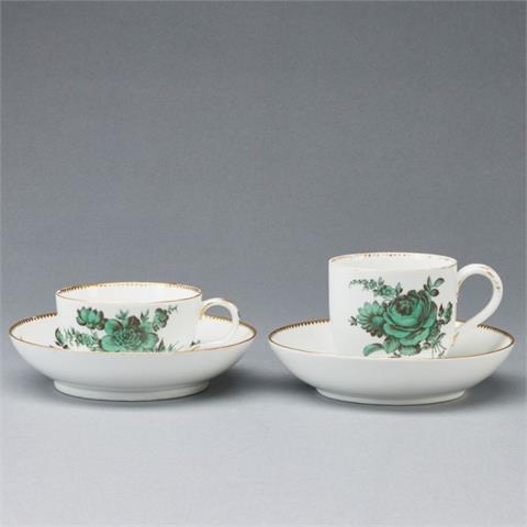 2 unterschiedliche Tassen mit Untertassen - Bukett in Kupfergrün. Meissen 1774-1817.