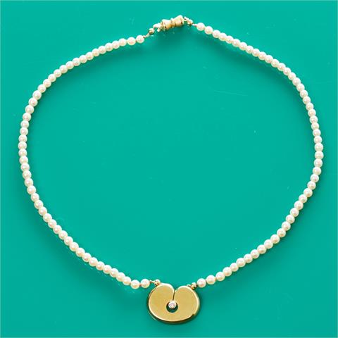 Perlenkette mit herzförmigen Anhänger einen Apfel symbolisierend