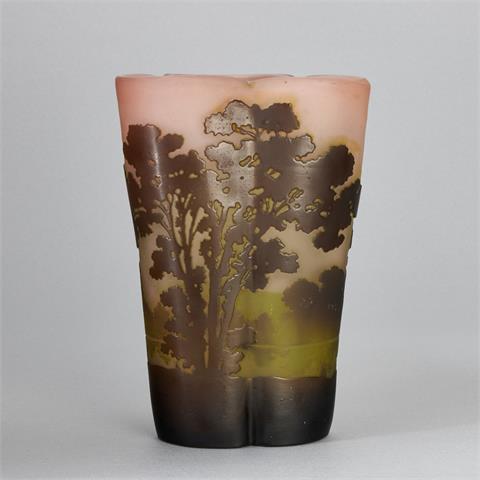 Dreipassige Vase - Paysage lacustre: Auenlandschaft. Émile Gallé, Nancy um 1906-1914.