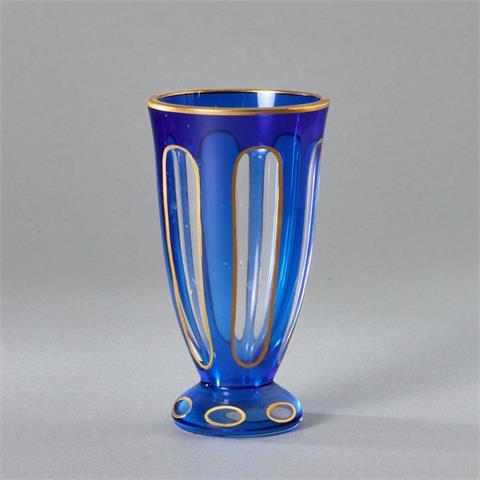 Vase aus blauem Glas mit Oliven