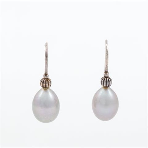 Paar moderne Ohrhänger mit grauen Perlen