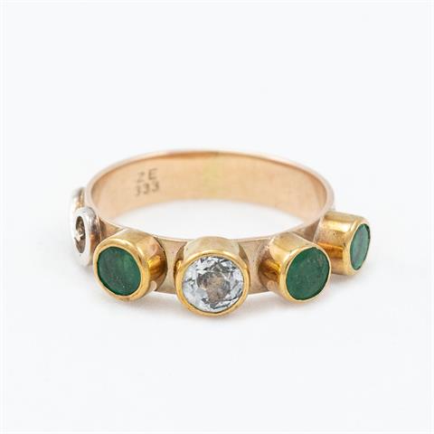 Designer-Ring mit Smaragden und einem weißen Saphir