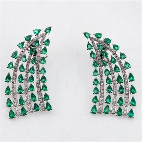 Paar bogenförmige Smaragd-Brillanten-Ohrringe
