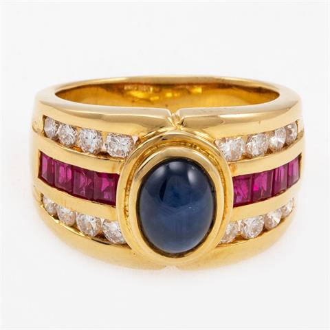 Klassischer Cabochon-Ring mit Saphir, Rubinen und Brillanten