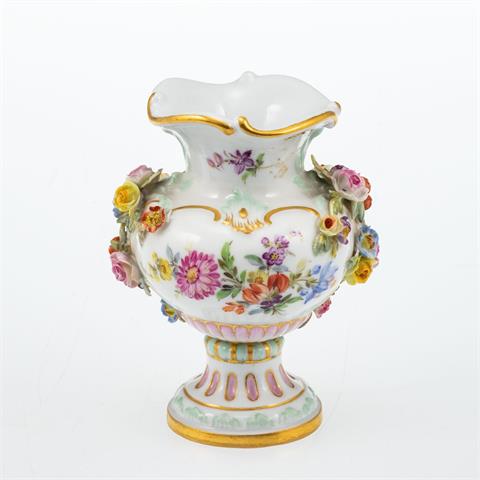 Miniatur Vase mit plastischen Blüten und gemalten Blumenbuketts. Meissen 1850-1924