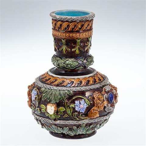 Historismus Vase. Wohl Sarreguemines, um 1890.