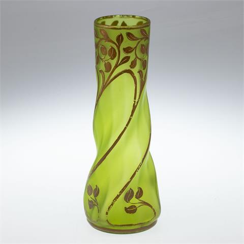 Jugendstil Vase. Grünes Glas. Um 1920.