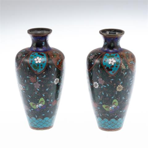 Paar kleine Cloisonné-Vasen, Japan um 1900