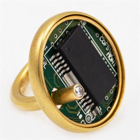 Designer-Ring mit einer Computerplatine und Brillant