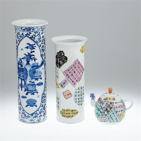 Zwei Vasen und Teekanne, China, 19. Jahrhundert