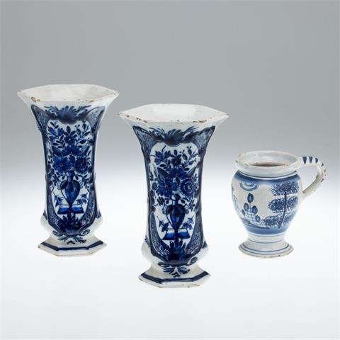 2 sechseckige Vasen und 1 Henkelkrug. De Porceleyne Claeuw, Delft 18. Jh. u.a.