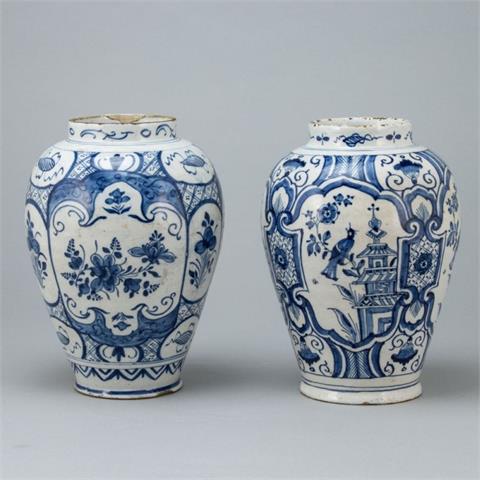 2 unterschiedliche Vasen. Vogel mit Pagode und Blumen. Wohl Delft 18. Jh. / 19. Jh.