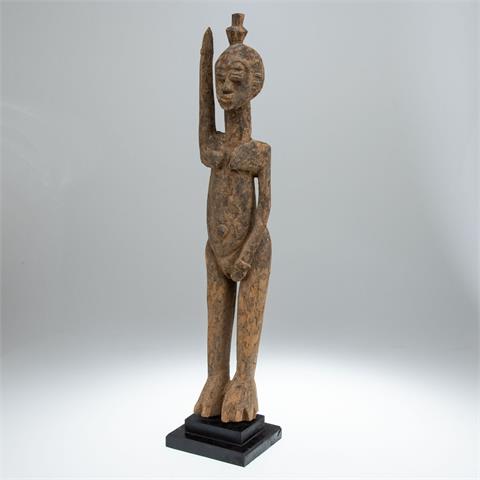 Weibliche Schutzfigur mit erhobenem Arm, Lobi, Westafrika