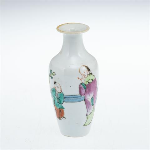 Kleine Famille rose-Vase, China, Anfang 20. Jahrhundert