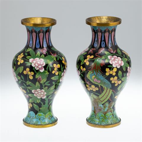 Paar Cloisonné-Vasen, China, 20. Jahrhundert