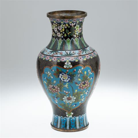 Cloisonné-Vase, China, erste Hälfte 20. Jahrhundert